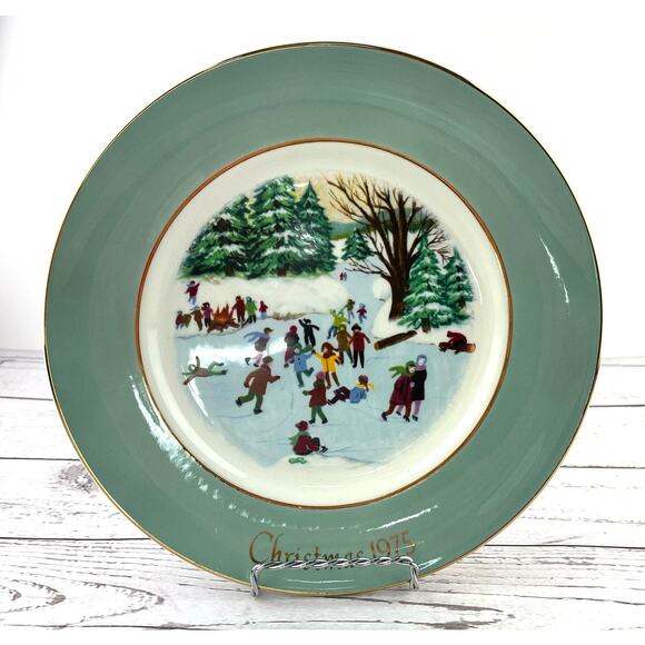 Vintage Avon Christmas Plate 1975 "Skaters on the Pond" Fourth Edition - Picture 1 of 10